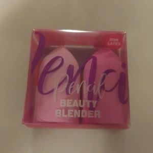 Rosa Beauty Blender från Lenci - Två rosa beautyblenders från Lenci i en genomskinlig förpackning. De är tillverkade av icke-latexmaterial och perfekta för att applicera foundation och concealer jämnt.