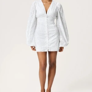 Vit Florence klänning Adoore - Köpte i fel storlek och hann inte returnera, aldrig använd och lapparna kvar! Den är liten i storleken. Är även intresserad av att byta med en storlek 42 i nyskick!                  Hör av er vid frågor eller om ni vill ha fler bilder🥰🥰