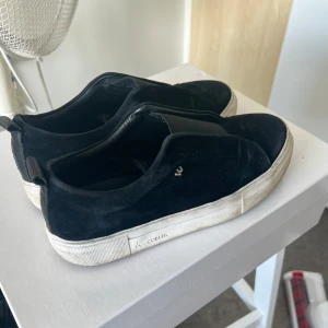Sneakers K. cobler - Snygga svarta sneakers i mocka från K. Cobler. Fortfarande i fint skick. Normala i storlek.