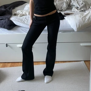  kostymbyxor bikbok - Snygga lågmidjade kostymbyxor från BikBok. Har tre par lika dana så använder inte dessa! Pris kan diskuteras vad snabbt köp ❣️