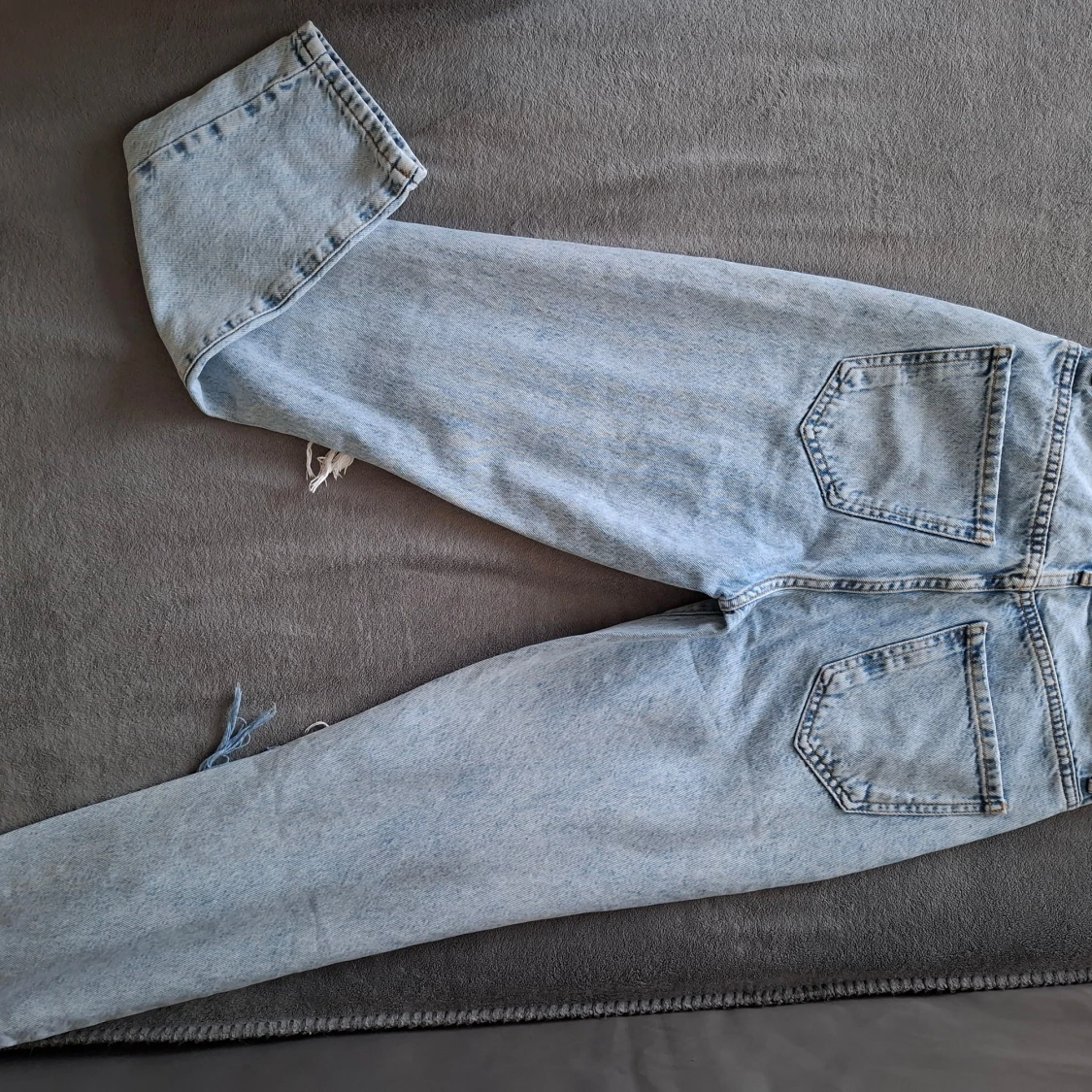Ljusa jeans med slitningar från Perfect Jeans - 1