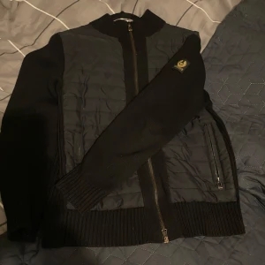 Belstaff Cardigan - En tvärfet cardigan som är perfekt till -vår och sommarsäsongen. Köptes på Johnells för cirka 3200kr. Skick 7-10 (tappat lite färg på dragkedje hållaren, kan skicka bild vid behov) annars i riktigt bra skick. Pris går i diskutera, men vill inte ha några skambud :)