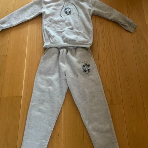 Brasilien tracksuit. - Säljer denna riktigt feta tracksuit. Säljer eftersom den var för liten. Helt ny! 