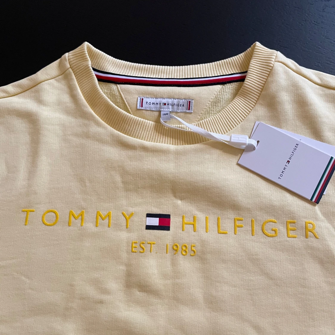 Gul långärmad tröja från Tommy Hilfiger - 1