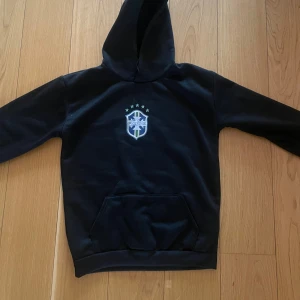 Brasilien tröja  - Riktigt fet Brasilien tröja. Perfekt inför våren och sommaren. Säljer eftersom den är för liten på mig. Helt ny! 