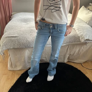 Ljusblå jeans med låg midja - Säljer ett par ljusblå jeans med låg midja från Gina Young. Byxorna är i väldigt bra skick, även fast de är använda ett antal gånger!! Priset kan diskuteras💗
