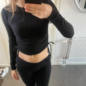 Tröja med knyte - Snygg ribbad tröja med knyte på båda sidorna!💖