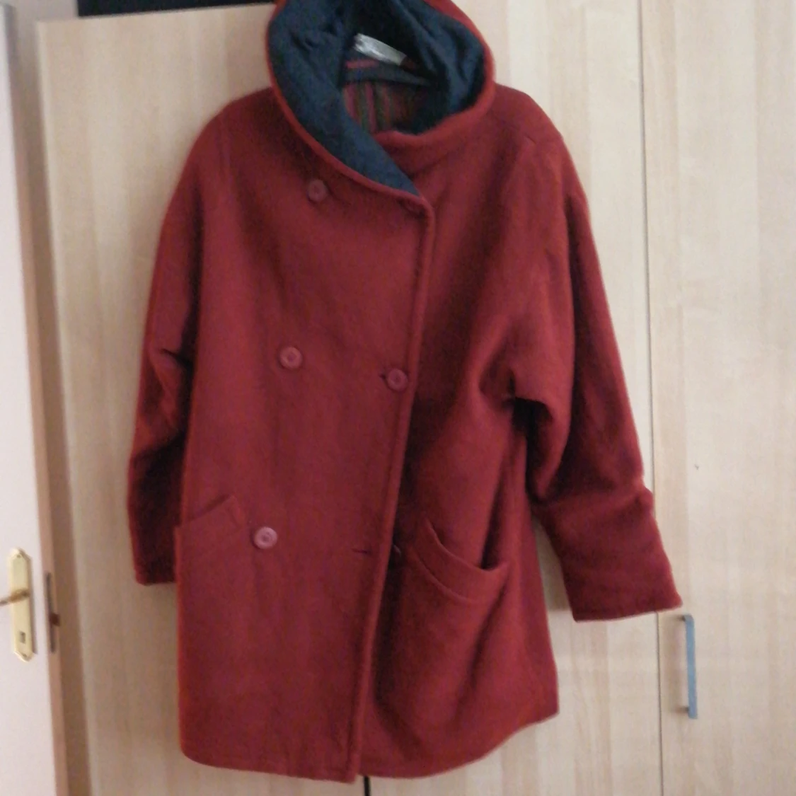 Röd kappa med knappar - 3