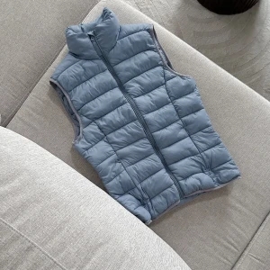 Blå dunväst 💙 - En blå dunväst från b.young i storlek 36 använd 1-2 gånger och kommer inte till användning längre så i nyskick. Nypris 469kr! Den är 39x63cm (B 39cm & L 63cm). FÖRST TILL KVARN!💙(BUNDLERABATT VID KÖP AV FLER ARTIKLAR!)