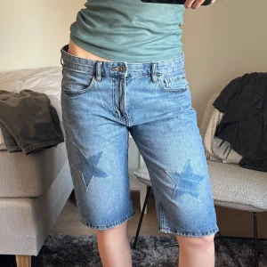Jorts - Skitcoola jorts där jag själv sytt på stjärnorna på befintliga hål i dom💕💕W32 så passar s/m💕