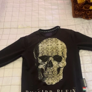 Svart tröja med dödskalle från Philipp Plein - Säljer en äkta philipp plein tröja storlek M Helt oanvänd 