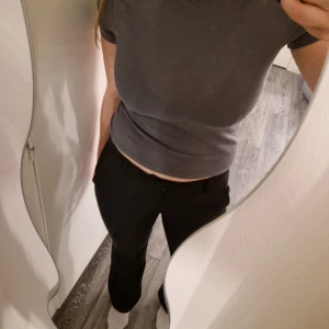 Grå t-shirt från H&M Divided - Säljer en stilren grå t-shirt från H&M, storlek S. Den har en klassisk rund hals och korta ärmar, stretchigt material. Passar till det mesta i garderoben! Använd väldigt få gånger💕