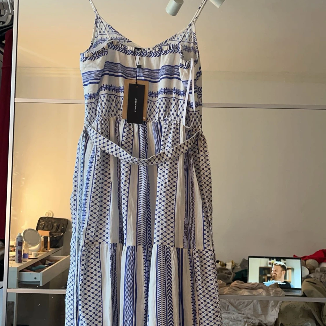 Vit och blå klänning med mönster - 1