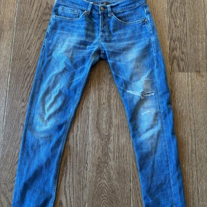 Blå jeansbyxor - Snygga blå jeans med slitningar