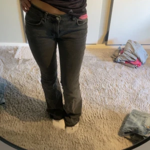 Low Waits jeans Gina  - Snygga low waiat jeans från Gina tricot.  Jeans i storlek 36. De har en klassisk femficksdesign och en knappgylf. Perfekta för en stilren look. De är dock uppsprättade längst ner och jag är 1,63