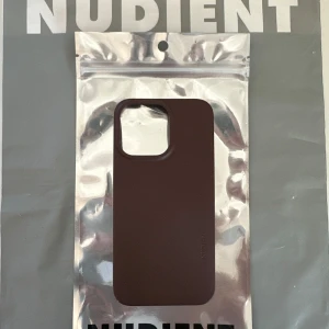 Burgundy Red skal för iPhone 13 Pro från Nudient - Säljer mitt oanvända mobilskal iPhone 13 Pro från NUDIENT i färgen burgund. Ordinarie pris 300kr. Tillverkat av 100% återvunnen plast♻️
