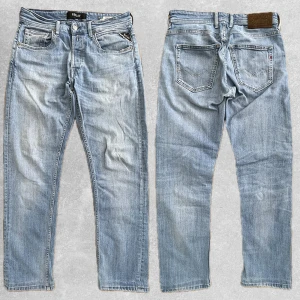 Ljusblåa Replay Jeans Grover  - Säljer nu dessa riktigt snygga Replay Jeansen. Storlek 30/32 men är uppsydda (professionellt) till 30/30 hör av dig för mått. Model Grover (Slim). Mycket bra skick inga defekter. Hör av dig om du undrar något eller vill ha fler bilder! Pris är diskuterbart vid snabb affär! 