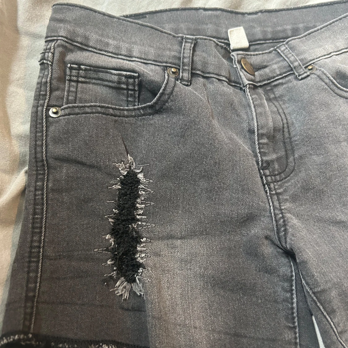 Grå jeansshorts med slitningar - 1