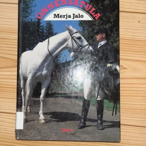 Onnensatula kirja - Merja Jalon onnensatula kirja. Hyvä kuntoinen, mutta ollut joskus kirjastokäytössä joten joissakin sivuissa saattaa olla pieniä haaleita kynän jälkiä ja pieni repeämä löytyy, muttei haittaa lukemista. Kissatalous MMM Mikäli hinta ei miellytä tarjoa rohkeasti Katsothan myös muut ilmoitukseni!!!
