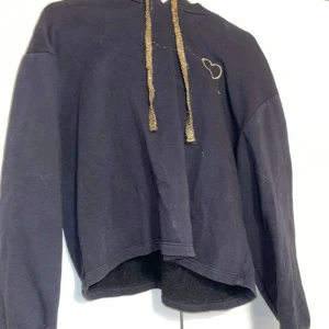 Huppari - Musta collegehuppari, jossa rinnassa kultainen sydän sekä hupussa kultaiset nauhat. Koko M Kissatalous Mikäli hinta ei miellytä tarjoa rohkeasti!! Katsothan myös muut ilmoitukseni!!