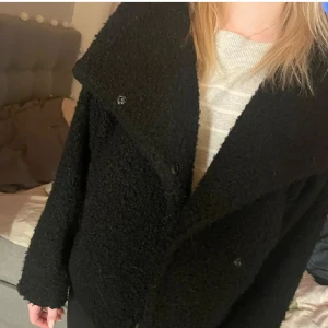 Svart teddyjacka från Gina Tricot - Mysig svart teddyjacka från Gina Tricot i storlek XS! Köpt här på plick men passade ej så säljer vidare. Första bilden är från förra ägaren❤️