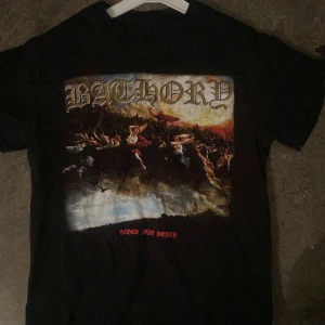 Bathory ”Blood Fire Death” album T-shirt  - Säljer en Barhory tröja storlek M, bra skick nästan oanvänd. 