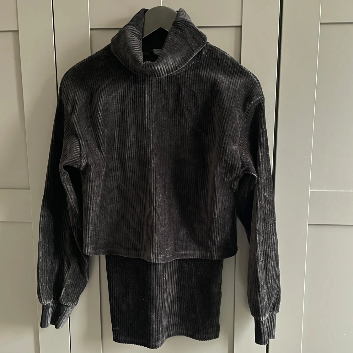 Set med polotröja och midikjol