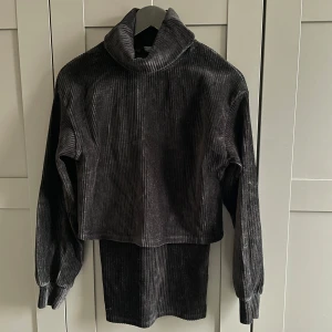Set med polotröja och midikjol - Svart manchestertröja med polokrage och långa ärmar med tillhörande kjol. I storlek S från Bershka. 