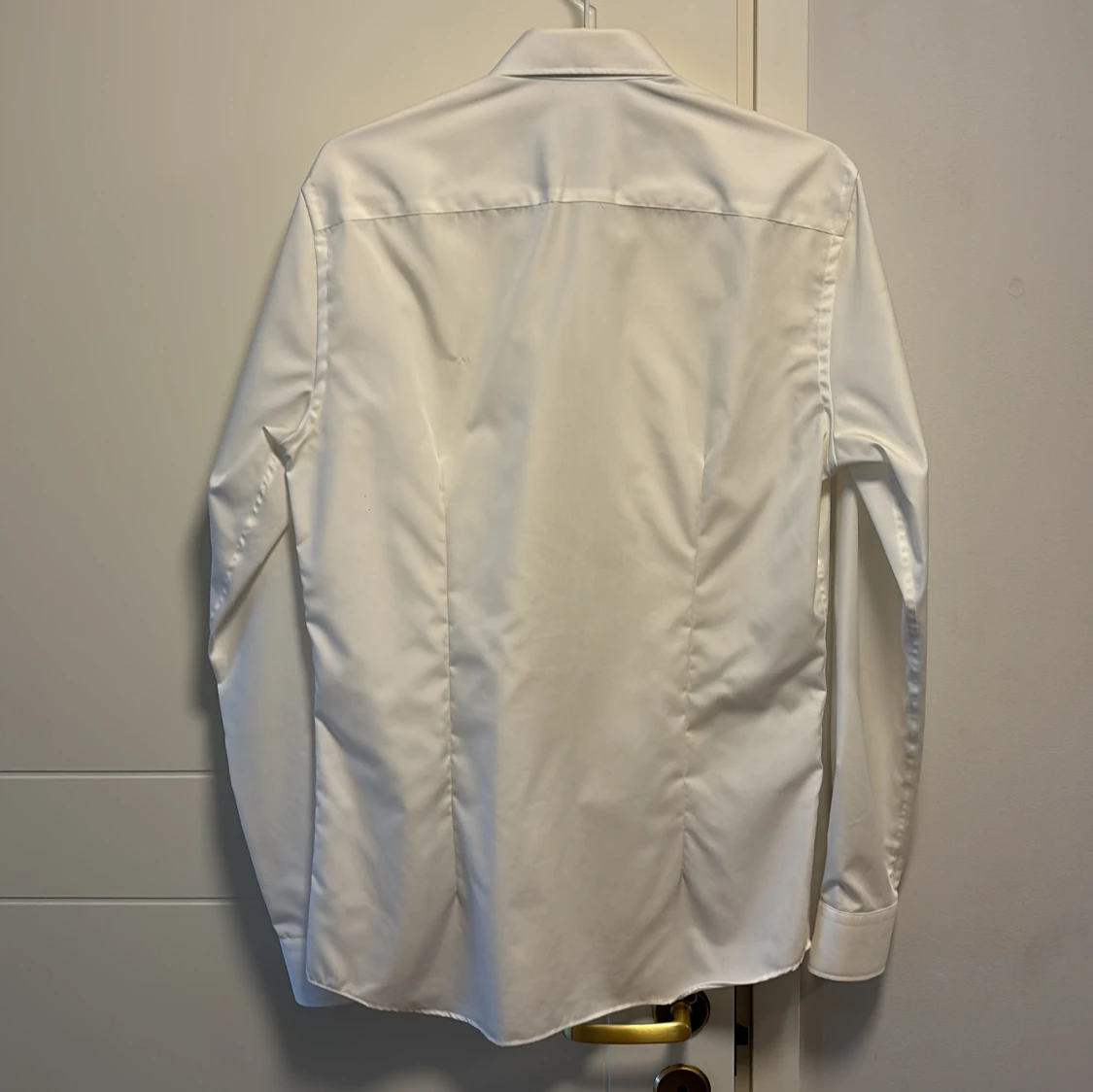 Vit skjorta med mönstrad kant från Bläck - 1