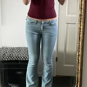 Low waist bootcut jeans från Cubus  - Säljer ett par jätte fina low waist bootcut jeans då de tyvärr är för små för mig. De är från Cubus i bra skick och köpta för 299kr. Jag tyckte midjan var för hög när jag köpte dem så gick till en skräddare som sydde om midjan på dem vilket syns lite på sista bilden men inget man direkt tänker på. Bara och skriva om ni har frågor🫶🏼