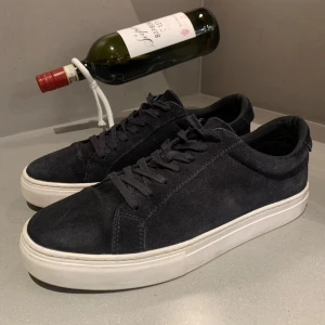 Mörkblå skor från vagabond - Snygga mörkblå skor i mocka med vit sula från vagabond. Bra skick! Nypris: 1400kr. Skriv gärna vid frågor!