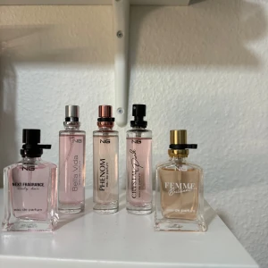 Mini parfymer från NG - Säljer en samling av fem eleganta parfymer från NG. Flaskorna har olika färger och stilar: Bella Vida i rosa, Phenom i ljusrosa, Crystal Pink i rosa, Next Fragrance i ljusrosa och Femme Brilliant i beige. Varje flaska har en unik doft och luktar suveränt, tyvler inte min typ av doft. Går att sälja seperat. 
