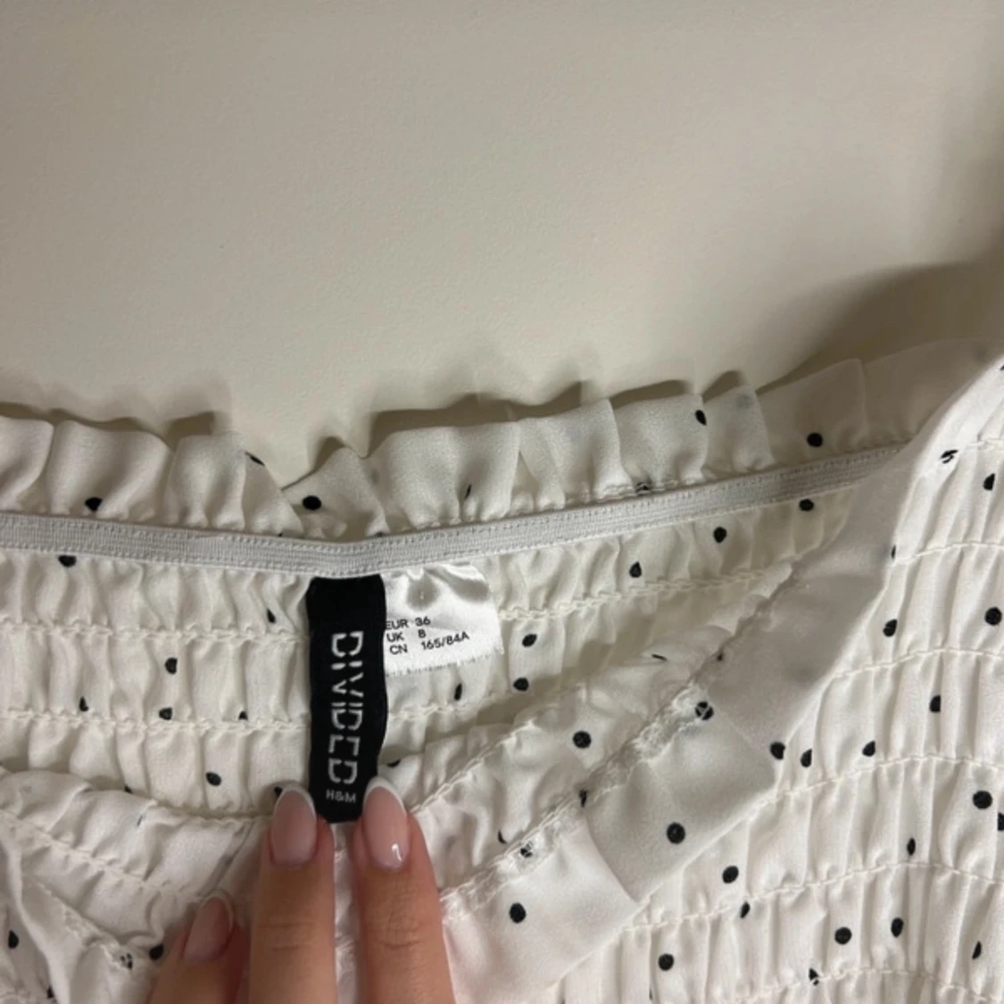 Vit prickig blus från H&M  - 1