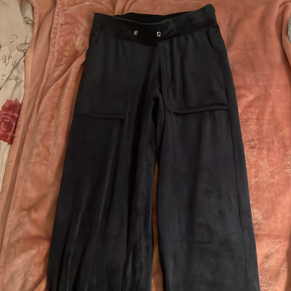 Svarta byxor med vida ben