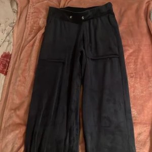 Svarta byxor med vida ben - Snygga svarta byxor med vida ben och hög midja. Byxorna har en bekväm passform och är perfekta för en avslappnad stil. De har praktiska fickor och en elastisk midja för extra komfort.