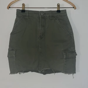 Kamouflage grön jeans kjol - Super fin kamouflage grön jeans kjol. I storlek 00, från hollister. 80kr, kan diskuteras❣️