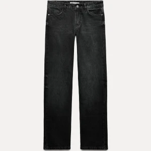 Zara low-rise long-lengt straight jeans - Snygga svarta jeans från Zara som är helt oanvända. De är straight leg, lågmidjade och långa i benen. Passar till alla tillfällen och går att ha med klackar. Originalpris: 400kr. Pris går att diskutera💞