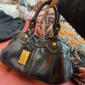 Svart handväska med gulddetaljer - As snygg vintage Marc Jacobs väska i svart!! 💖💖💖
