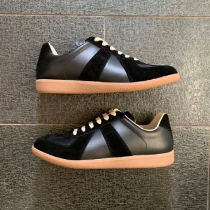 Maison Margiela Skor - Otroligt fina Maison Margiela i otroligt bra skick! Storlek 44 men passar även 43. Tveka inte att höra av dig vid frågor och funderingar! Box och sko påse tillkommer. Pris kan diskuteras!!