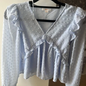 Fin blus - Fin blå blus med volanger från Gina tricot💗 Är i storlek 146/152 men passar nog xxs också. Passar perfekt till våren.