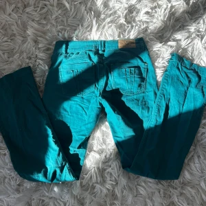 Gröna jeans - Supersnygga gröna bootcut jeans från river Island som tyvärr är för små för mig🌟 Skriv privat om du har fler frågor eller prisförslag🥰💗