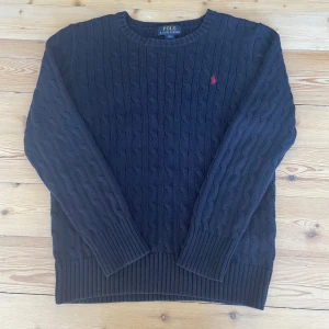 Ralph Lauren Stickad - Säljer en snygg mörkblå Ralph Lauren stickad tröja. Den är i strl L (14-16) Nypriset ligger på 1500 köpt på zalando. Säljer nu för endast 499.  Fint skick.                                                                  Pris kan diskuteras vid snabbt köp.