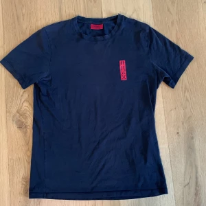 Hugo Boss T-shirt storlek S - Säljer nu min Hugo boss T-shirt. Storlek S. Skick - väl använd. 