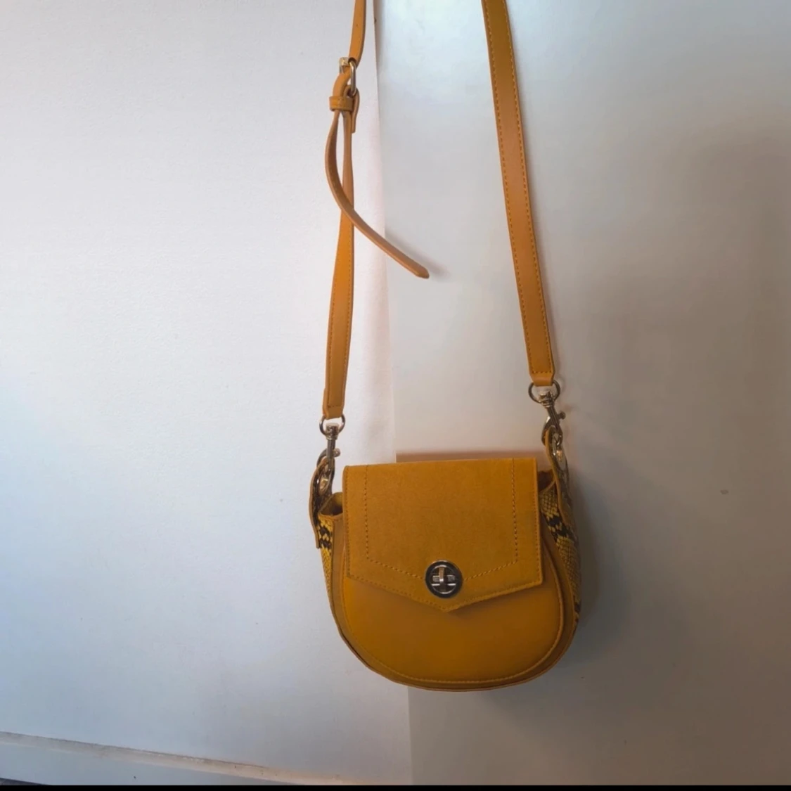 Gul axelväska med ormmönstrade detaljer - 2