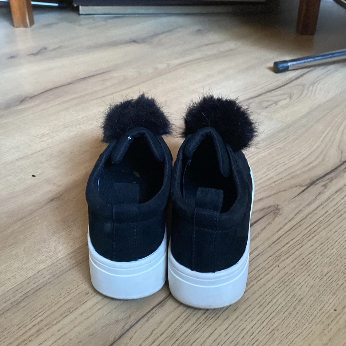 Svarta sneakers med pälsdetalj från Duffy - 3