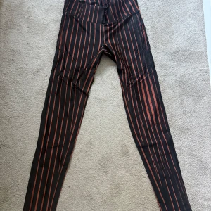 Tre par träningstights från Casall och Nike - Säljer tre par träningstights. Ett par från Casall med svarta och röda ränder, ett par med svart kamouflagemönster från Nike och ett par helt svarta yogatights från Nike. 100 kr styck eller alla tre för 250.