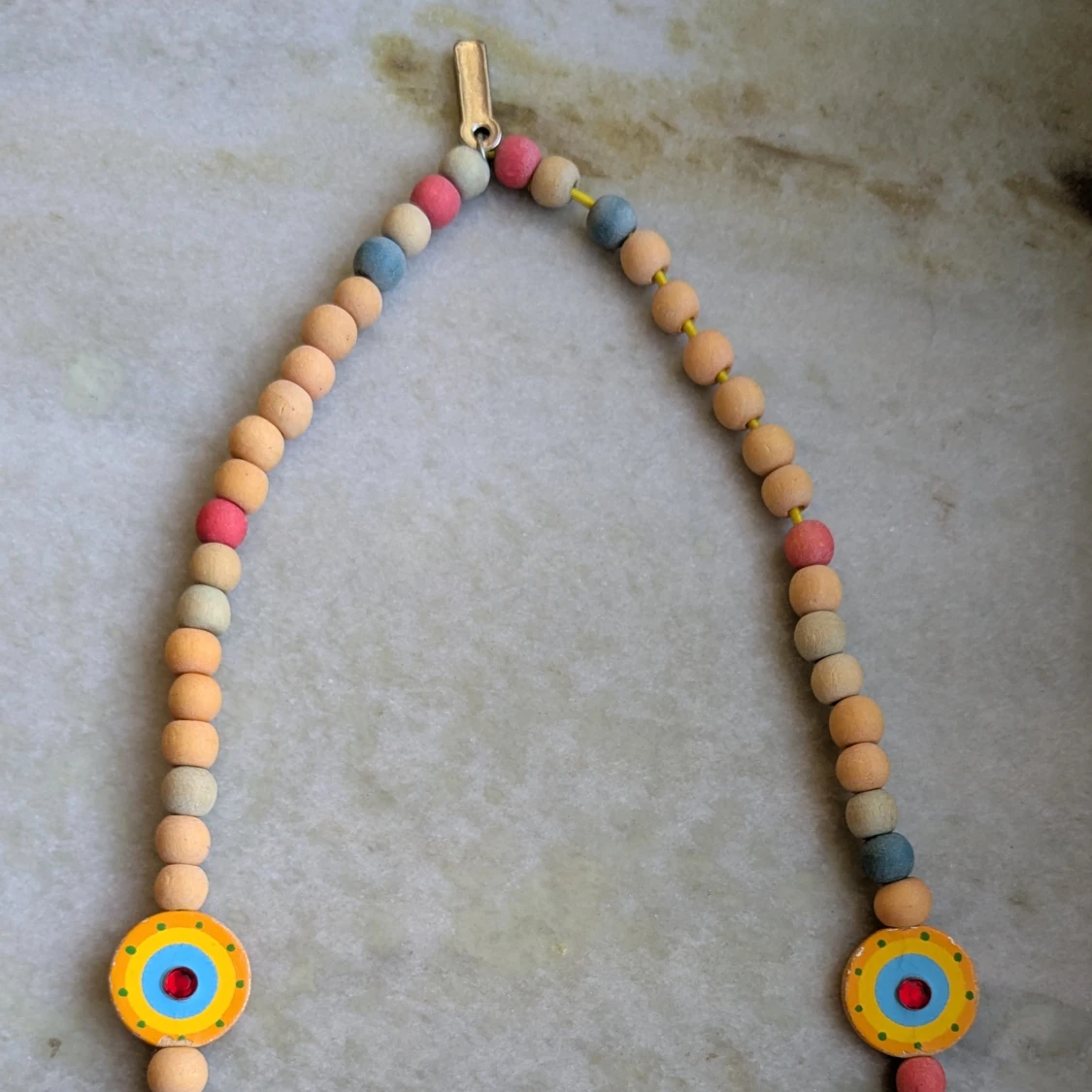 Färgglatt halsband med träpärlor - 1