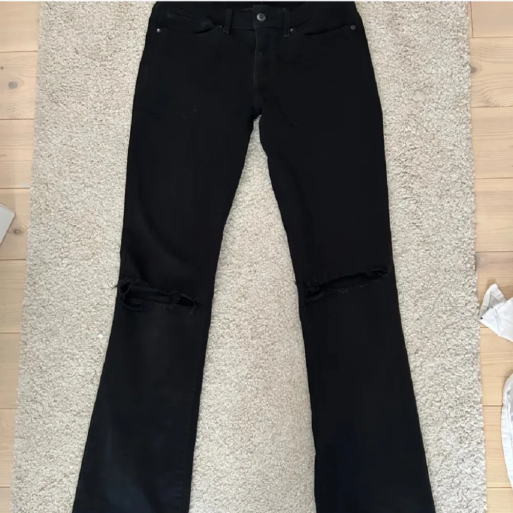 Säljer att par svarta lågmidjade levis jeans med hål i. Jätte bra skick. Storlek 27/32. Är 167 och är långa på mig. . Farkut & Housut.