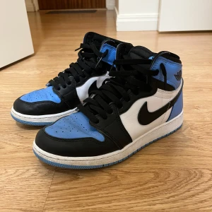 Air Jordan 1 retro high og ”unc toe” - Air Jordan 1, bra skick. Kvitto finns. Skriv för mer info