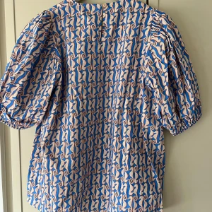 Black color tröja  - Inte så mycket att berätta om denna fina blus, det är bara att kontakta mig om man är intresserad!! 